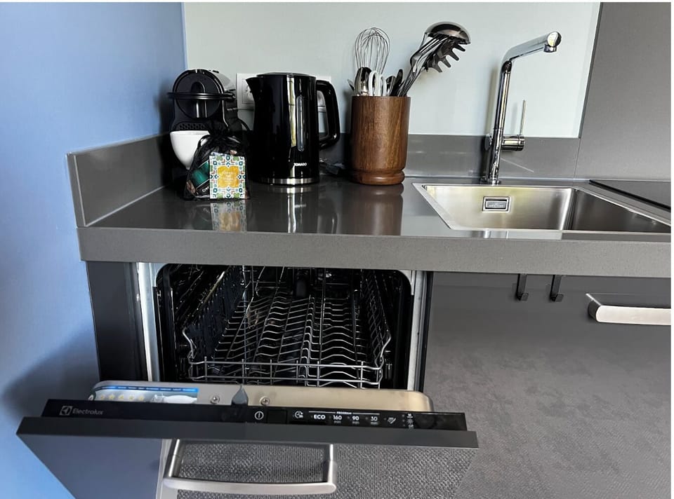Fully equipped kitchen with dishwasher and coffee corner.