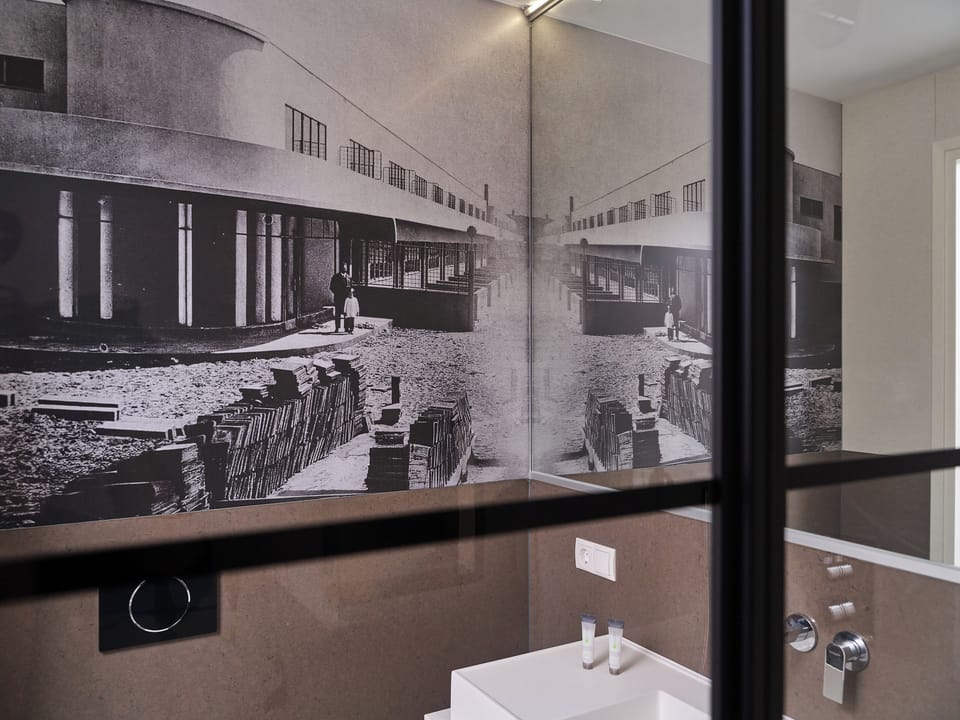 Kamer met eigen badkamer inclusief luxe douche en frisse, moderne inrichting.
