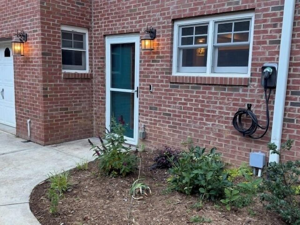Welcome to The Alcove @ The Oberlin Palais!  Enjoy your stay in this hidden gem--a cozy 2BR 2.5BA terrace-level apartment--nestled in the beautiful, vibrant and historic Oberlin/Hayes Barton neighborhood. 