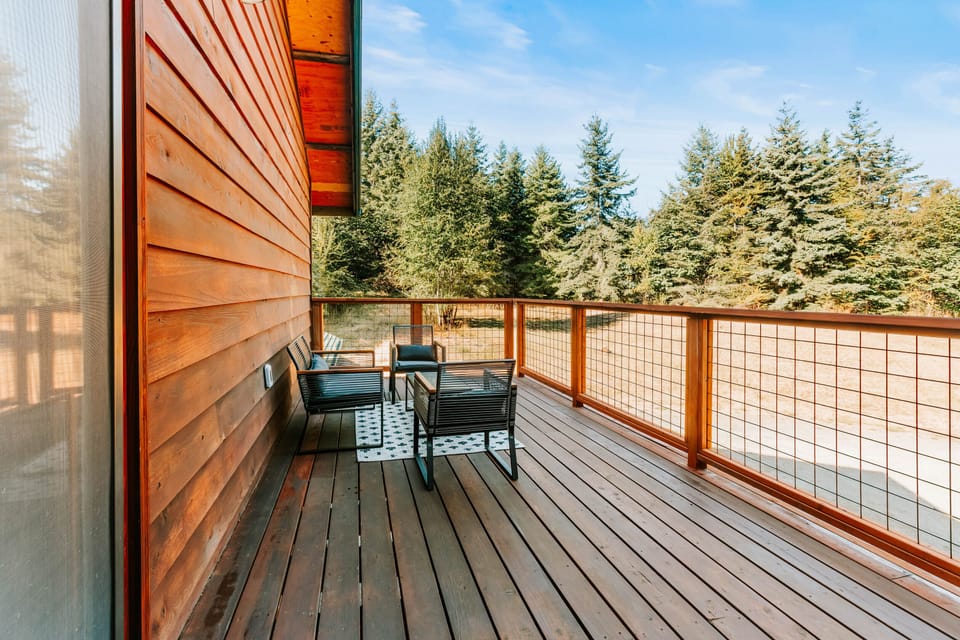 Morning coffee, evening wine, or just fresh forest air — the deck is made for quiet moments with a view!
