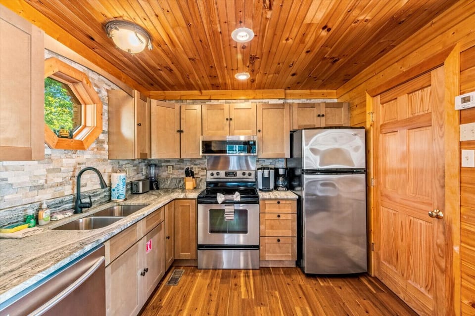 Cook at your own pace in a warm, well-equipped kitchen that feels more like home than a rental. Brew your morning coffee, prep a hearty dinner, or grab a quick snack before heading back outside.
