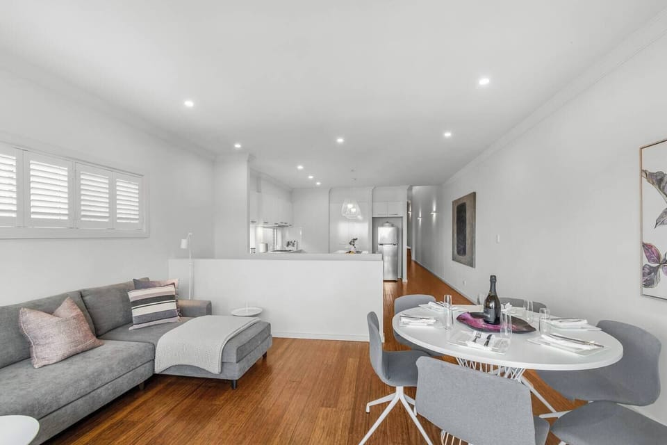 Enjoy shared meals at the round dining table for six, perfectly positioned in the heart of the main living area for easy flow between cooking, lounging and dining.