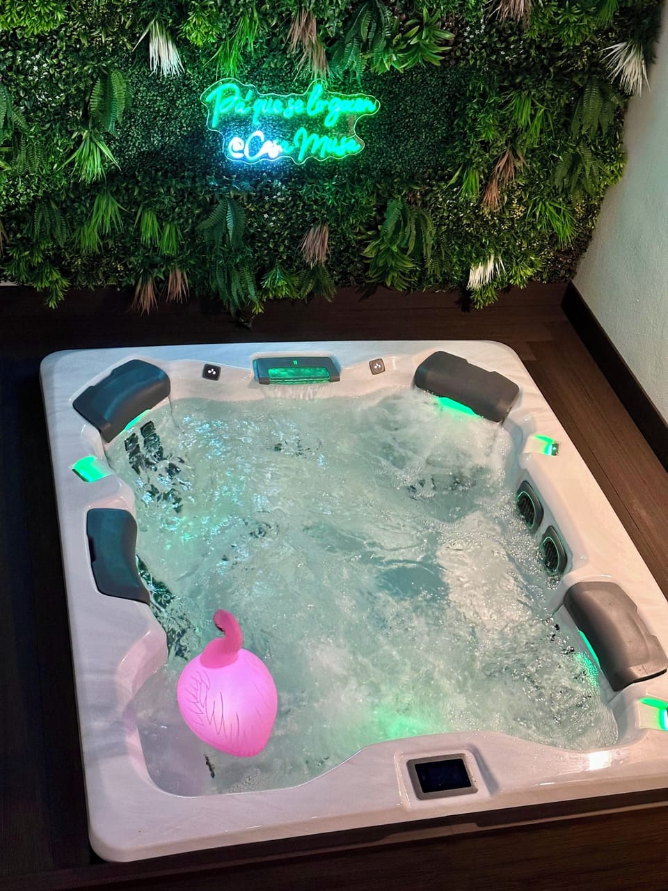 Relax in our outdoor space and bathe under the sun in our jacuzzi. 