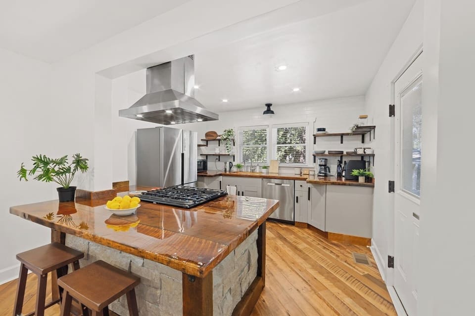 The breakfast bar is a great place to sit for a quick meal or to socialize with the cook!