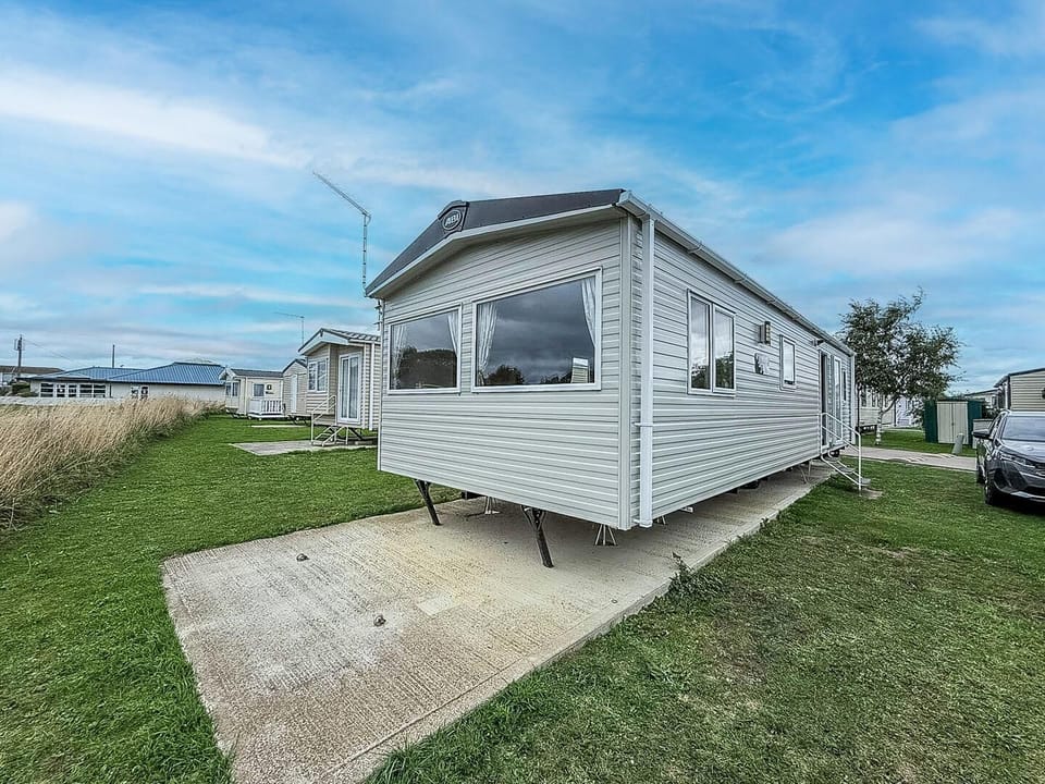 There's nothing quite like a holiday by the beach to bring families together. Enjoy a UK getaway in this lovely 6 berth caravan in Hemsby with 2cHolidays.