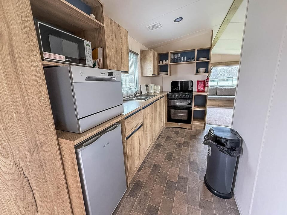 This static caravan kitchen offers space for preparing everything from a quick breakfast before hitting the beach to a full family dinner.