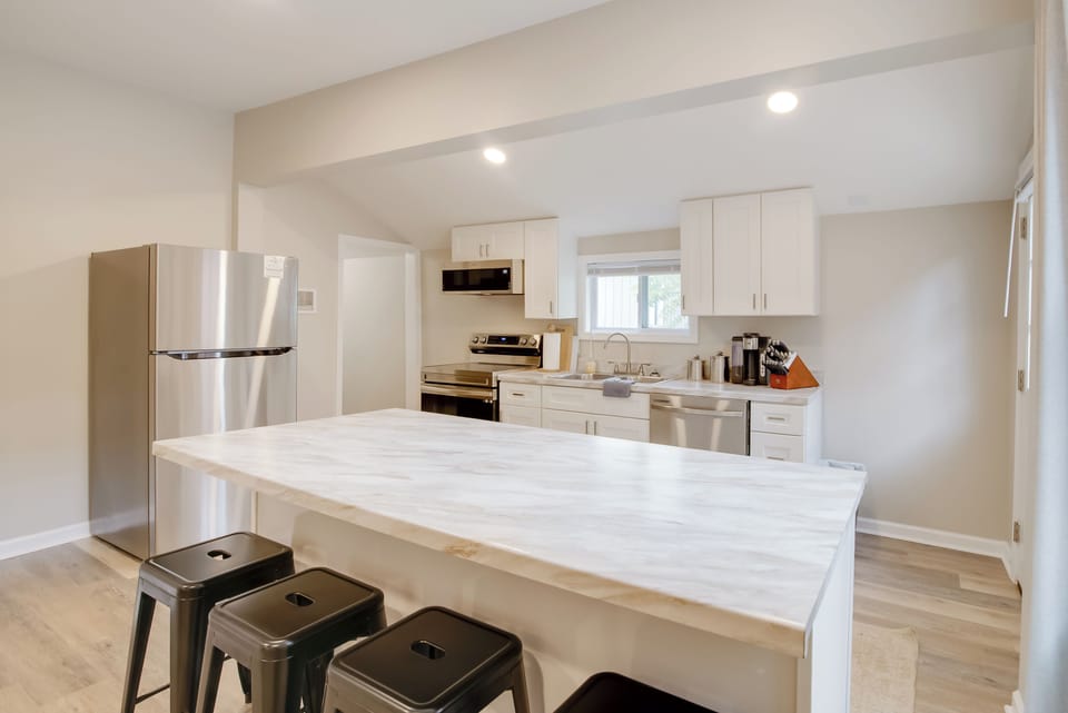 Bowling Green Vacation Rental | 2BR | 1BA | Stairs Required | 979 Sq Ft