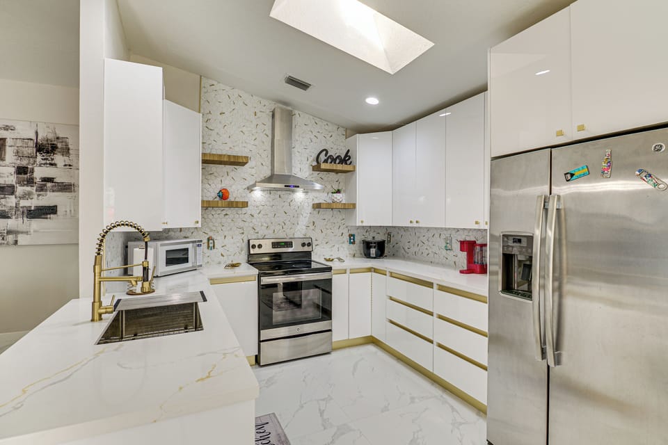 Kitchen | Keurig Coffee Maker | Dishwasher | Cooking Basics