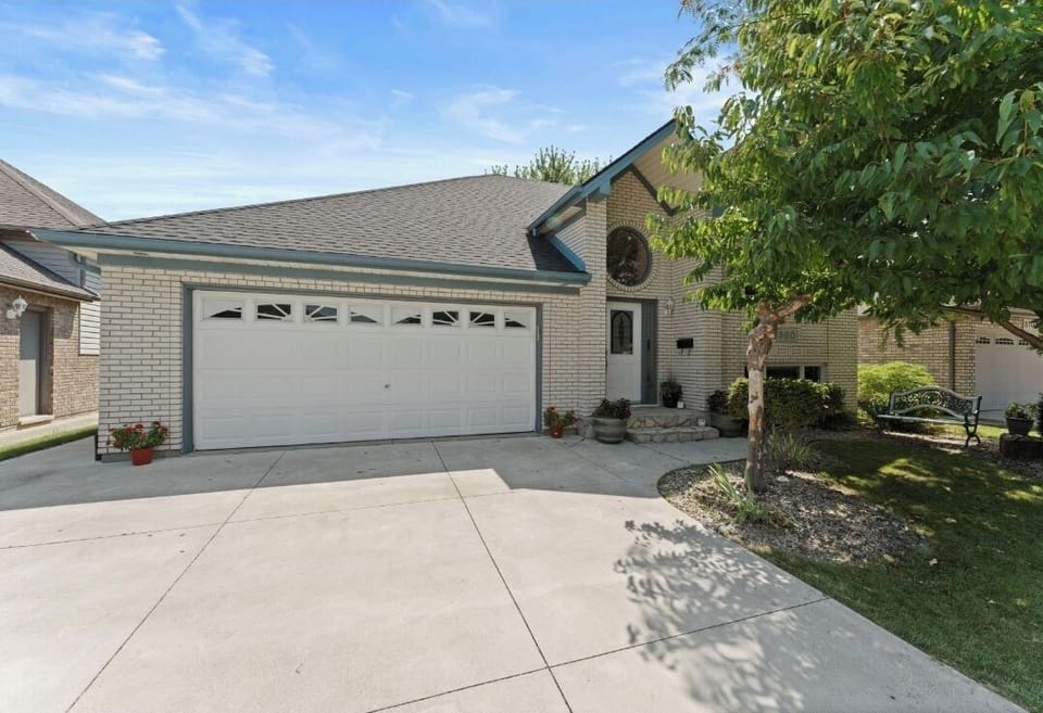 Front of the house that can park 4 cars in the driveway and 2 in the garage.