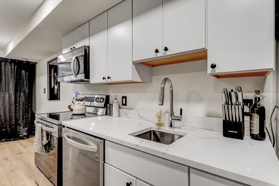 Modern kitchen with sleek finishes and everything you need.