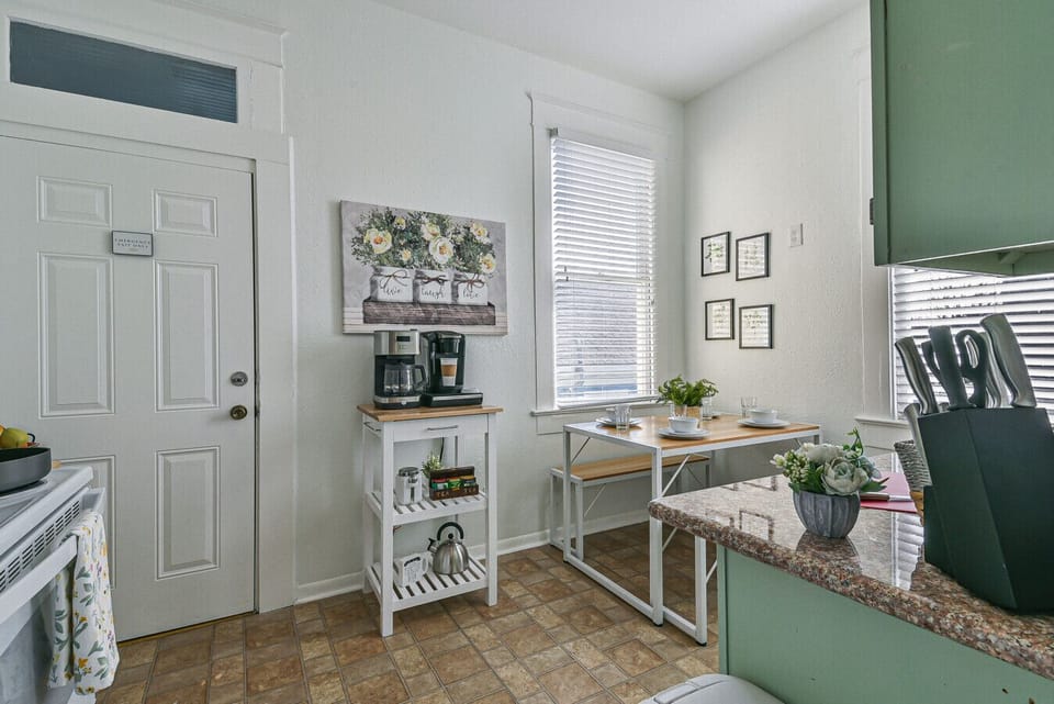 Pearl Suite - Whip up delicious meals in this charming kitchen