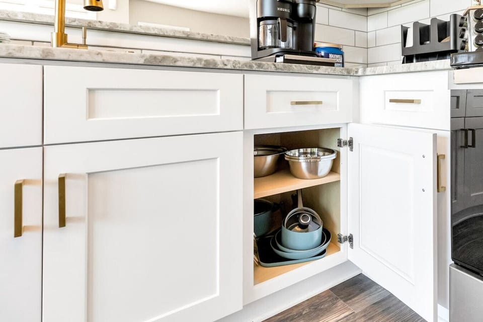 Cook, sip, and dine with ease! Granite countertops, modern appliances, Keurig Duo, and a blender make meal prep a breeze. Enjoy sunny meals in the dining nook with runway views and ample storage for all your culinary adventures.