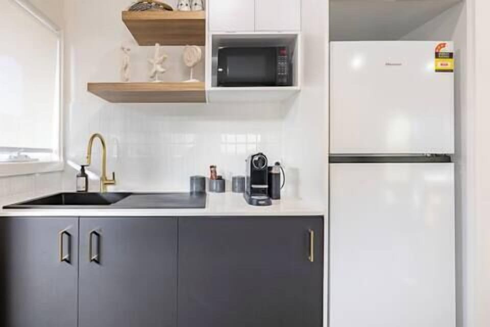 With a coffee machine, toaster, kettle, sandwich press, and even a washing machine, you’ve got everything you need for both short and longer stays.