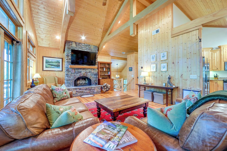 Living Room | Upper Level | Smart TV | Central Heating & A/C | Free WiFi