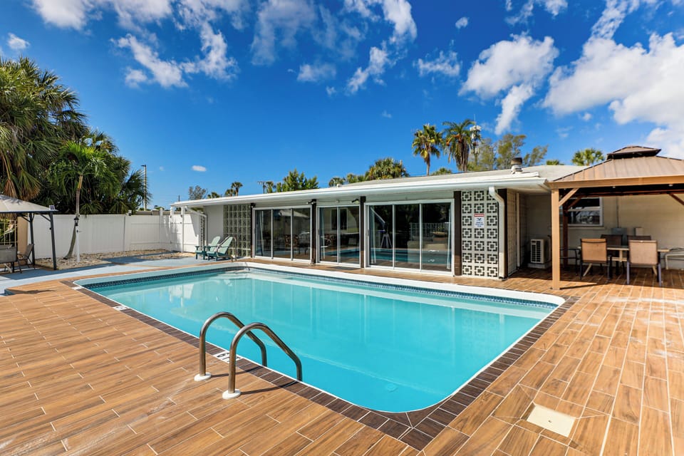 Bradenton Vacation Rental | 3BR | 3BA | 1 Small Step to Enter | 2,050 Sq Ft