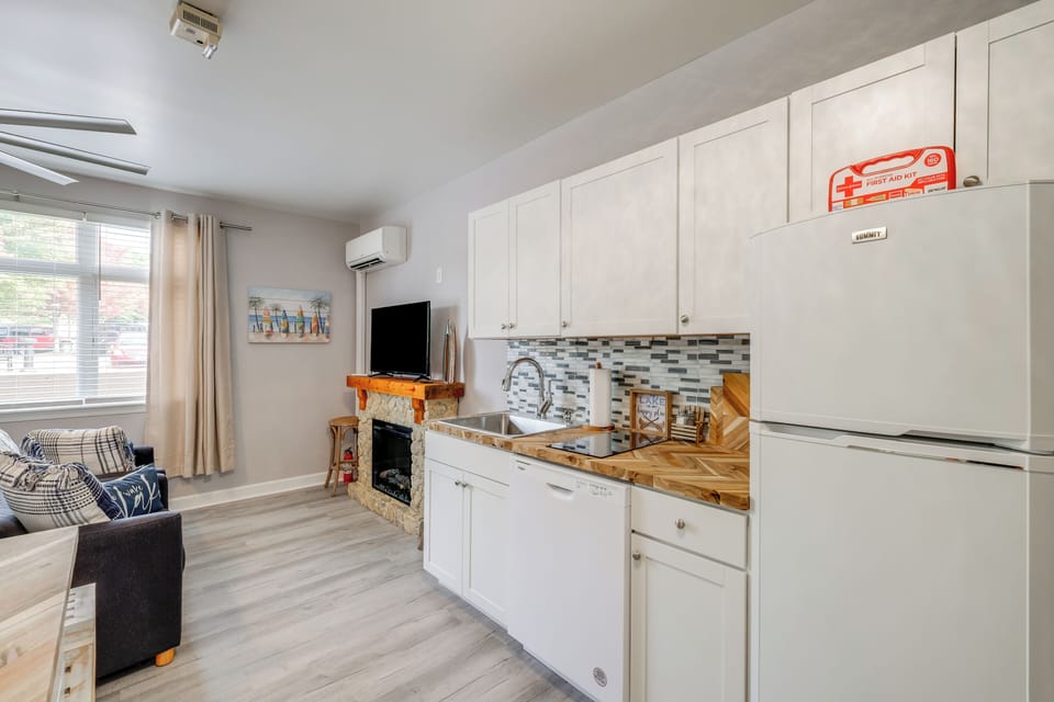 Kitchenette | Microwave | Keurig | Dishwasher