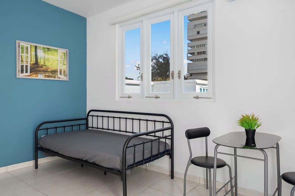 A versatile room with a comfortable single bed. The minimalist design ensures a peaceful rest.