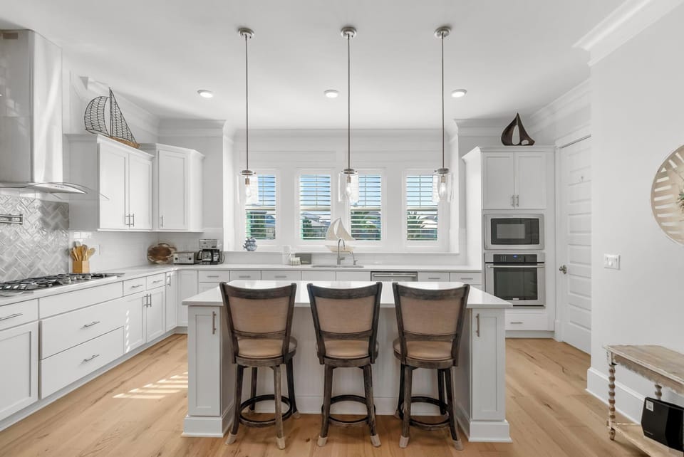 Kitchen with Breakfast Bar