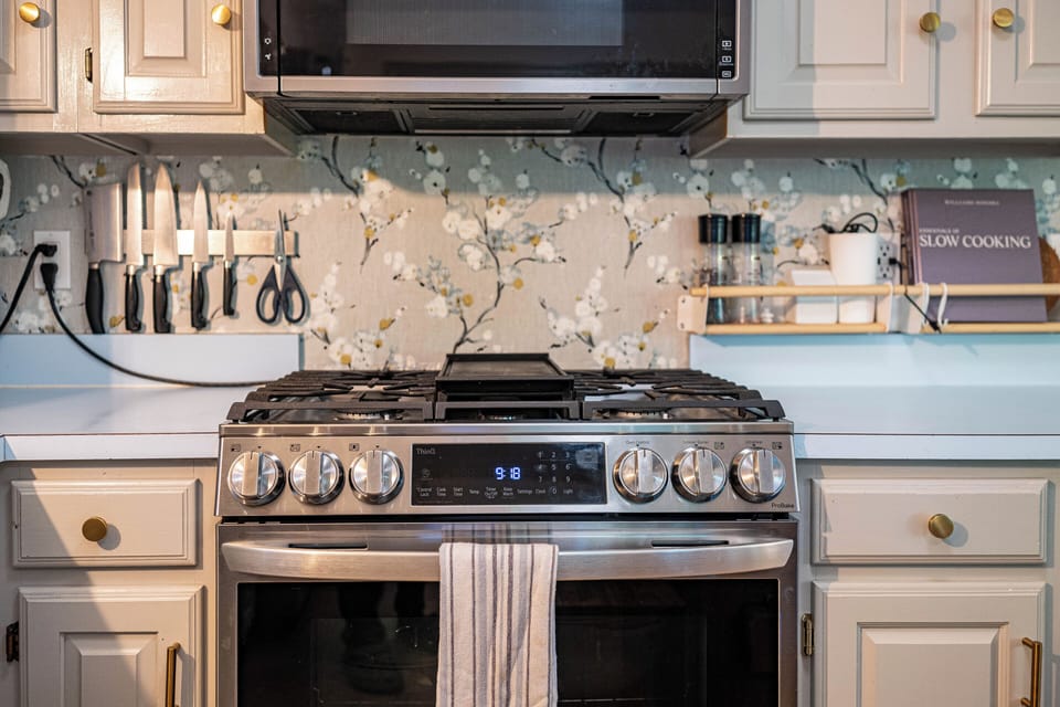 Gas stove, oven, microwave, knife set.