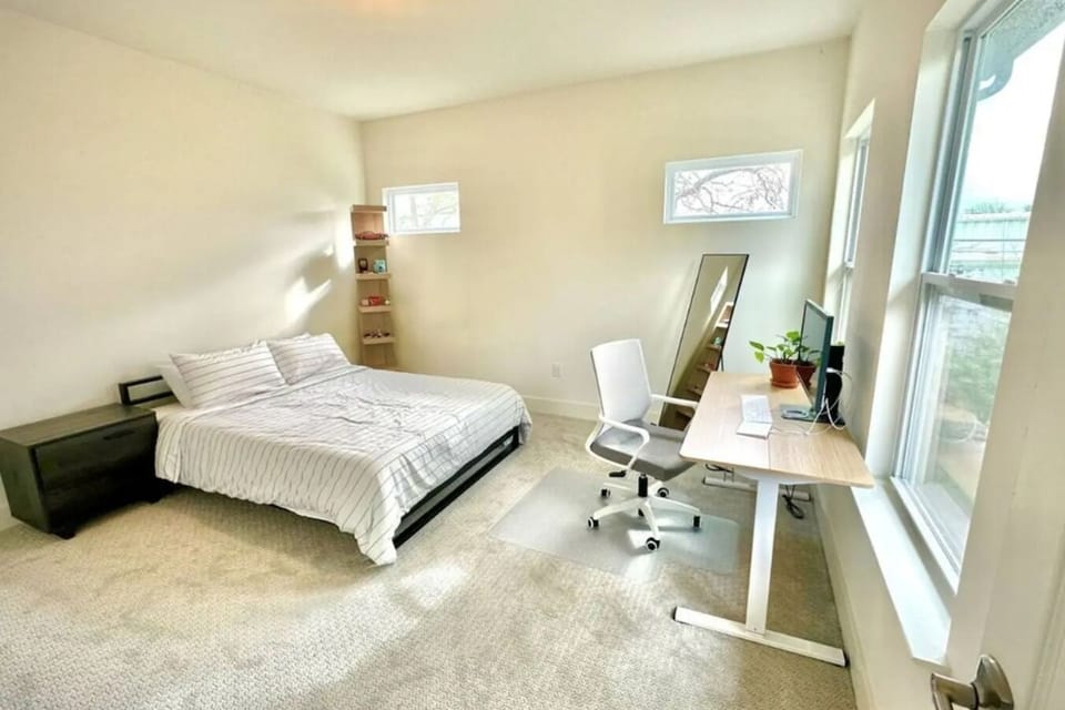 Room with queen size bed
