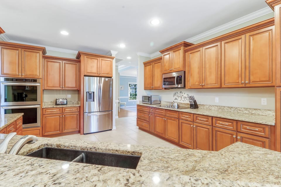 72 Full Sweep | Spacious kitchen with stainless steel appliances - 72 Full Sweep | Spacious kitchen with stainless steel appliances