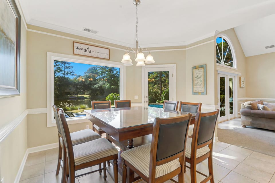 72 Full Sweep | Inviting casual dining by kitchen, seats eight - 72 Full Sweep | Inviting casual dining by kitchen, seats eight