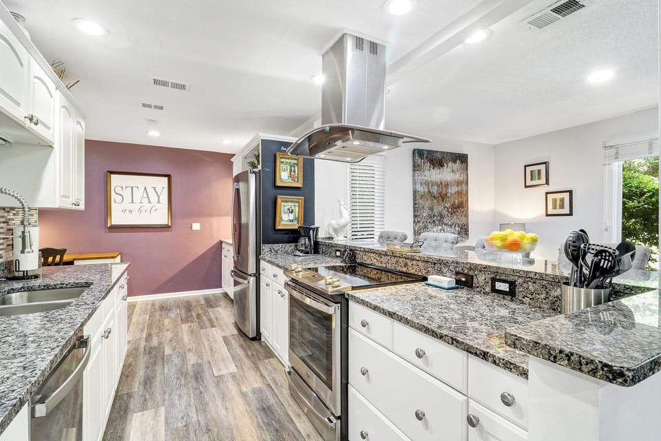 10 Battery | Open & updated kitchen with updated appliances - 10 Battery | Open & updated kitchen with updated appliances