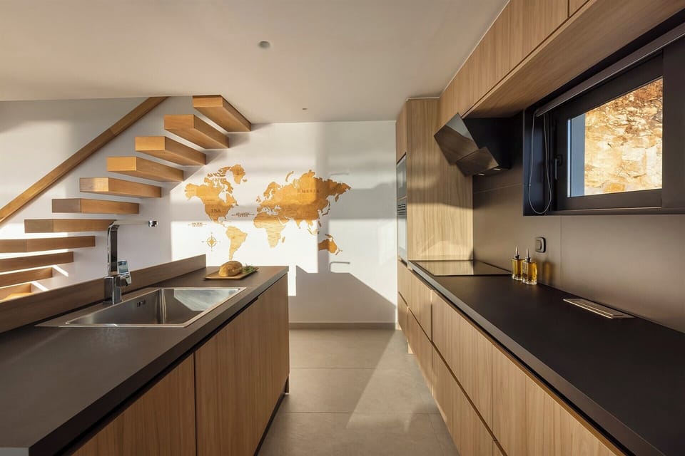 The kitchen seen from another angle.