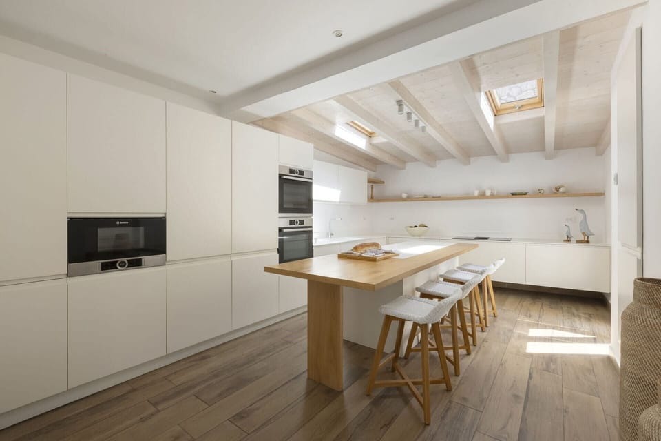 The spacious, bright and airy kitchen is fully equipped.