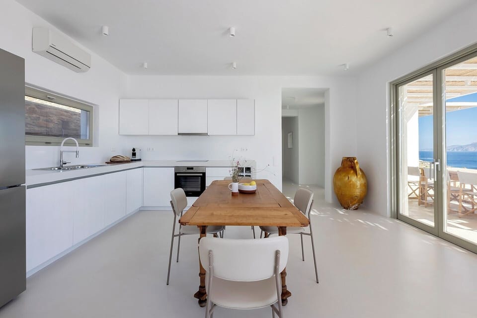 One more shot of the kitchen and dining area.