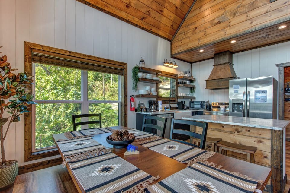 Black Bear-y Ridge's inviting dining area