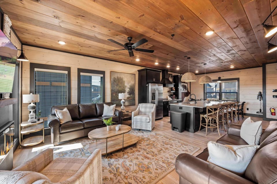 Hoapili Hale - Spacious living room with open access to the kitchen and dining seating. 