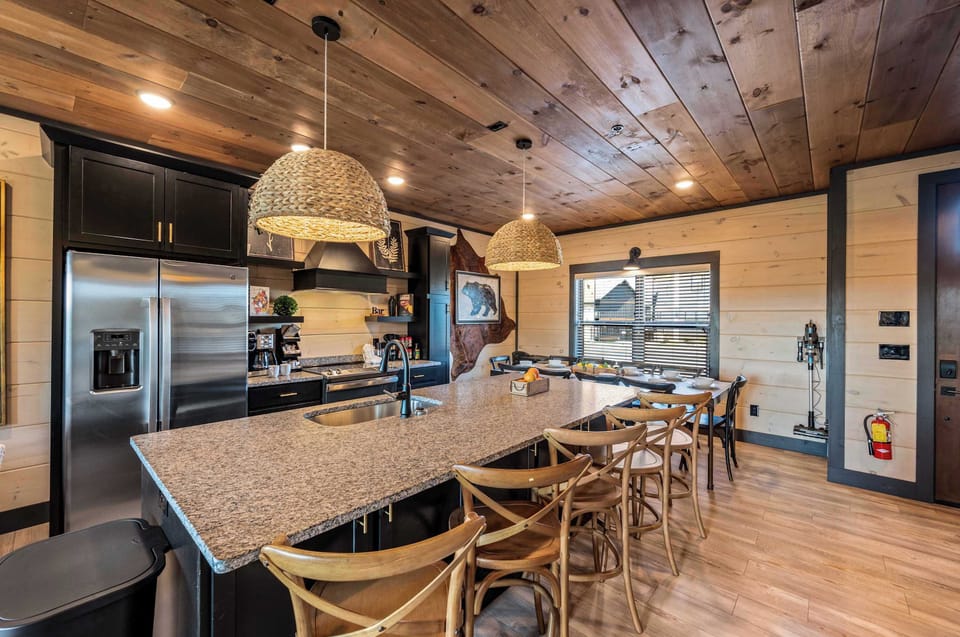 Hoapili Hale - Spacious living room with open access to the kitchen and dining seating. 