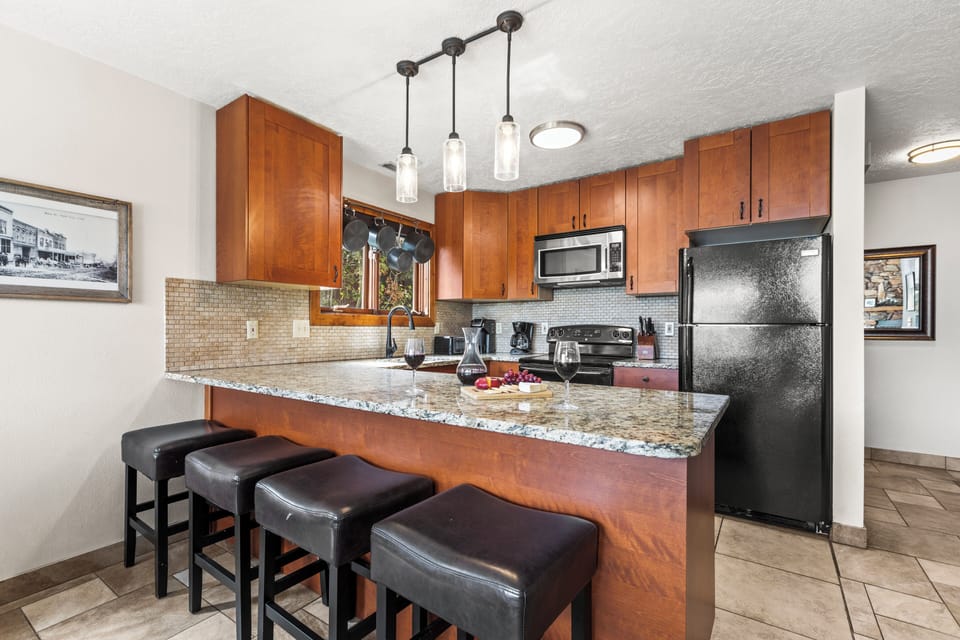 The well-equipped kitchen with a breakfast bar with seating for four guests.