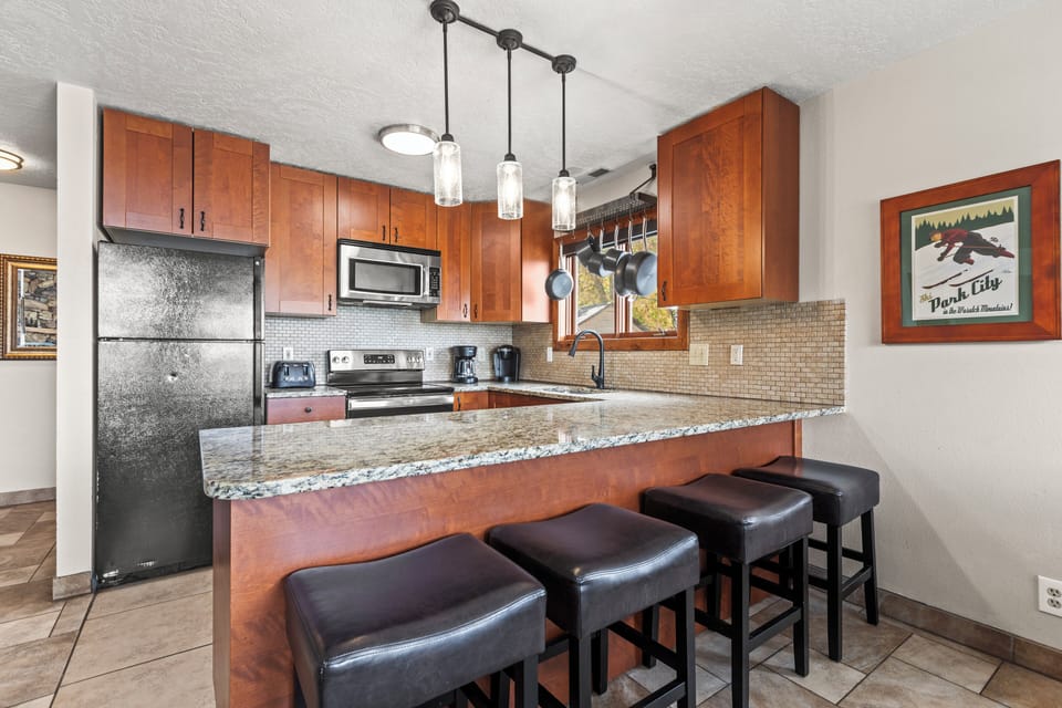 The well-equipped kitchen with a breakfast bar with seating for four guests.