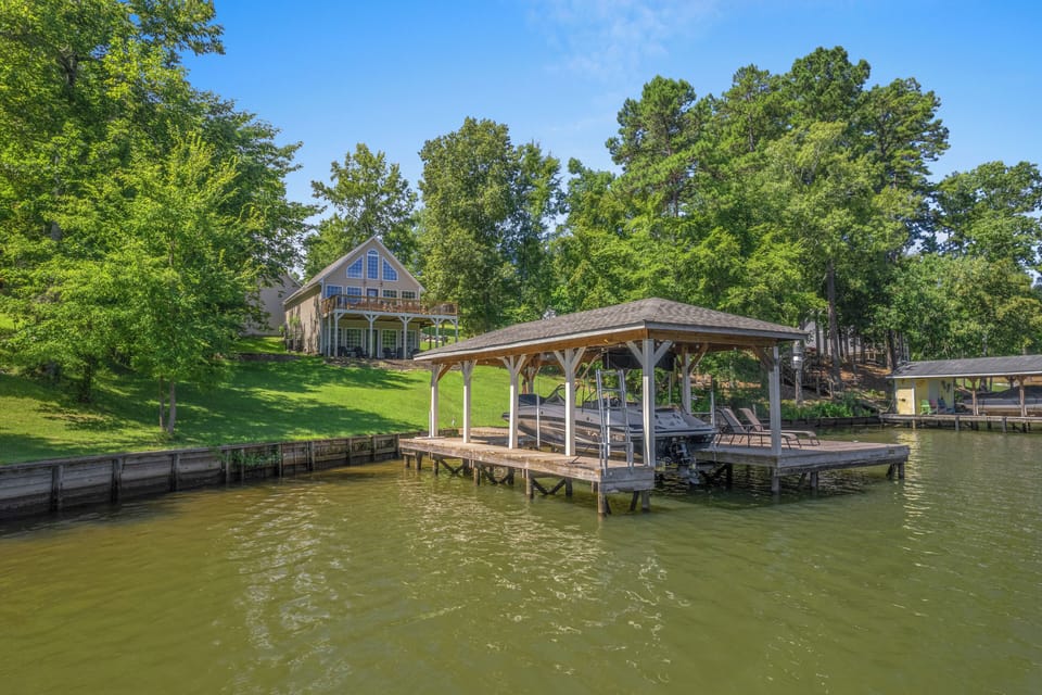 Pull down ladder for easy swimming. Space to park your boat around the dock.