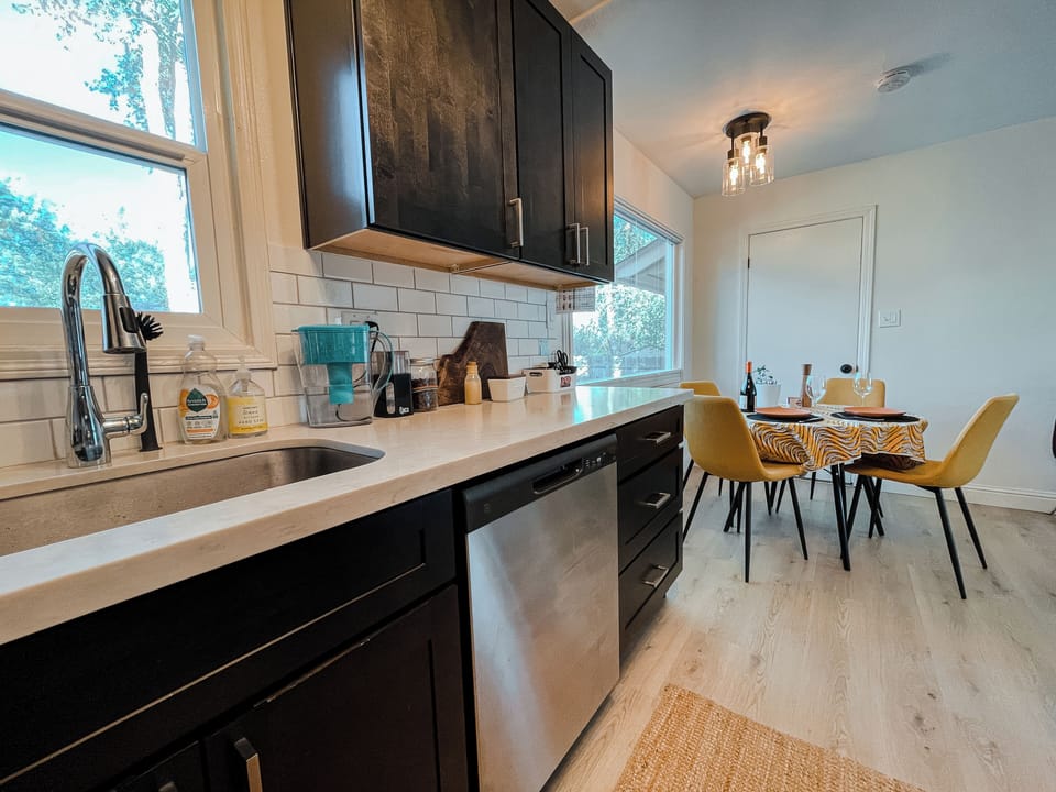 Kitchen / Dining Area