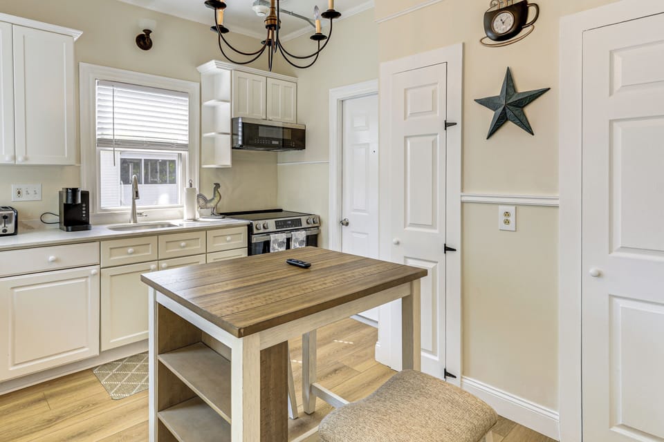 Kitchen | Toaster Oven | Trash Bags & Paper Towels