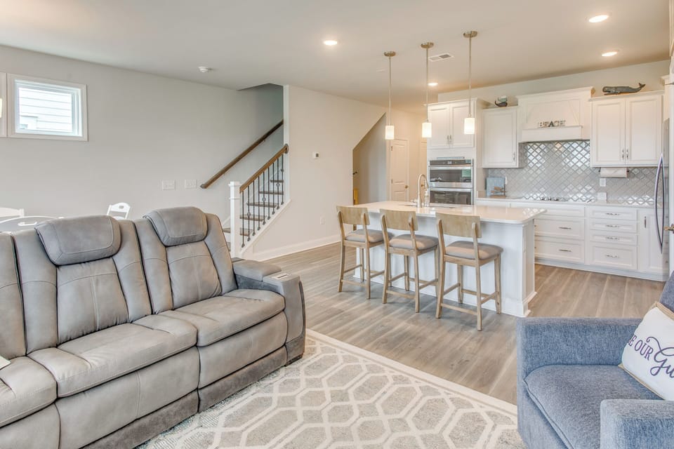 Living Room | 1st Floor | Central A/C & Heat | Smart TV