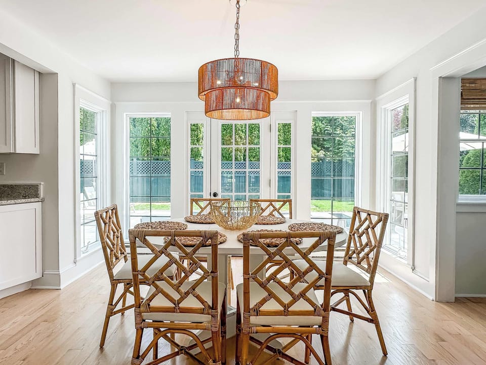 Dining area with seating for 6+