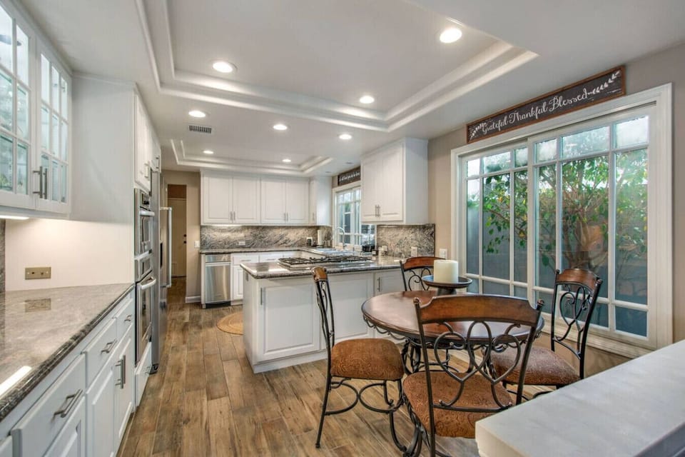 Enjoy meals with a view in our charming dining area, connected to a modern and well-equipped kitchen.