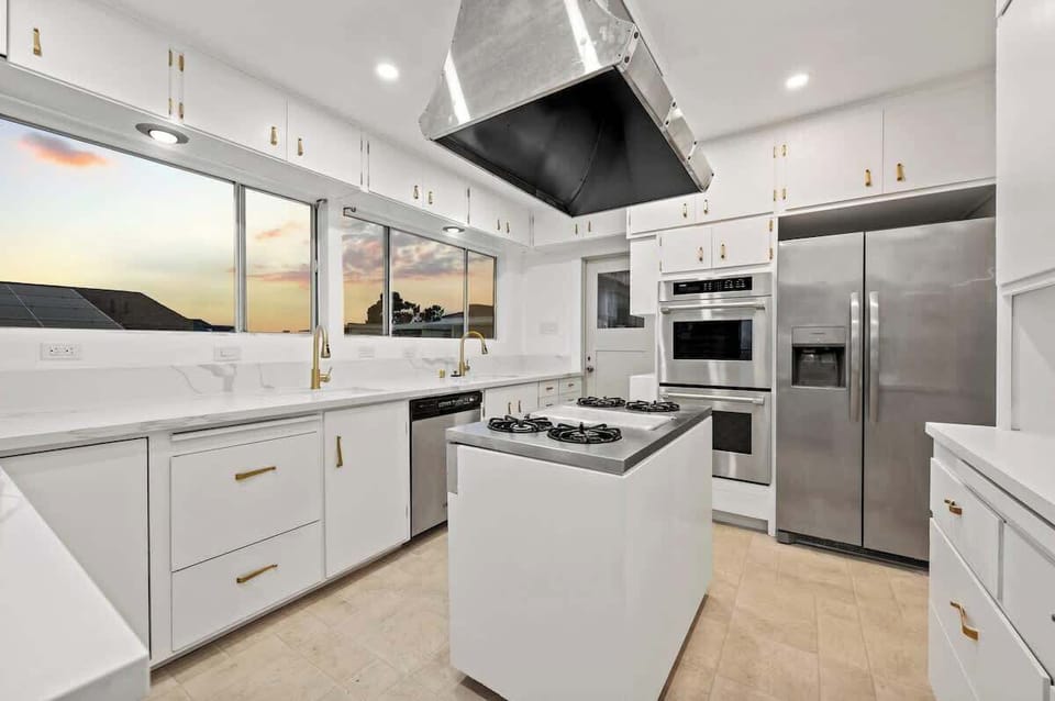 This spacious kitchen is ready for culinary creativity, offering plenty of working space and all the tools you need to prepare and enjoy delicious meals.
 
