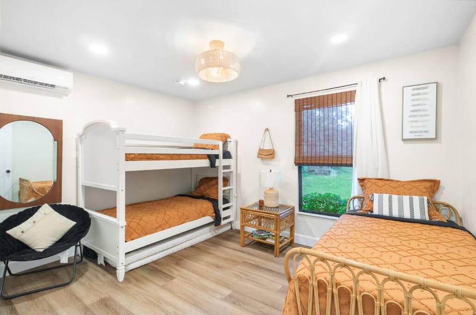 Twin bedroom with trundle mattresses sleeps up to 4