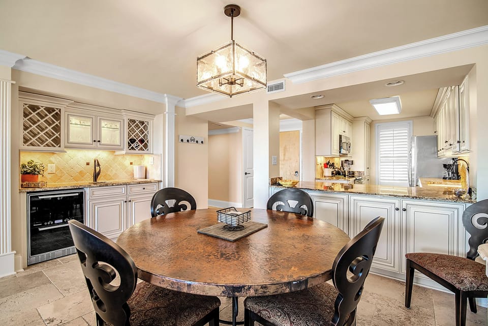 Dining Area with Wet Bar
