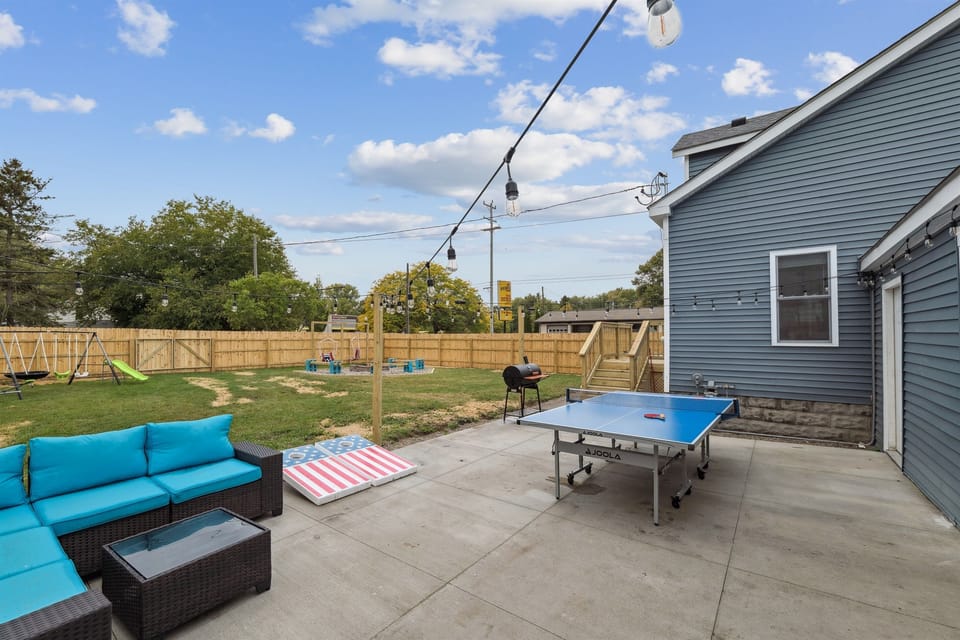 Huge gated backyard, family gatherings, unleash your pets, BBQ and ping pong table 