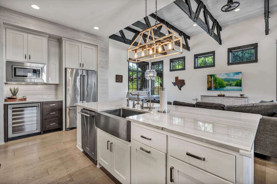 Fully-equipped kitchen with bar seating