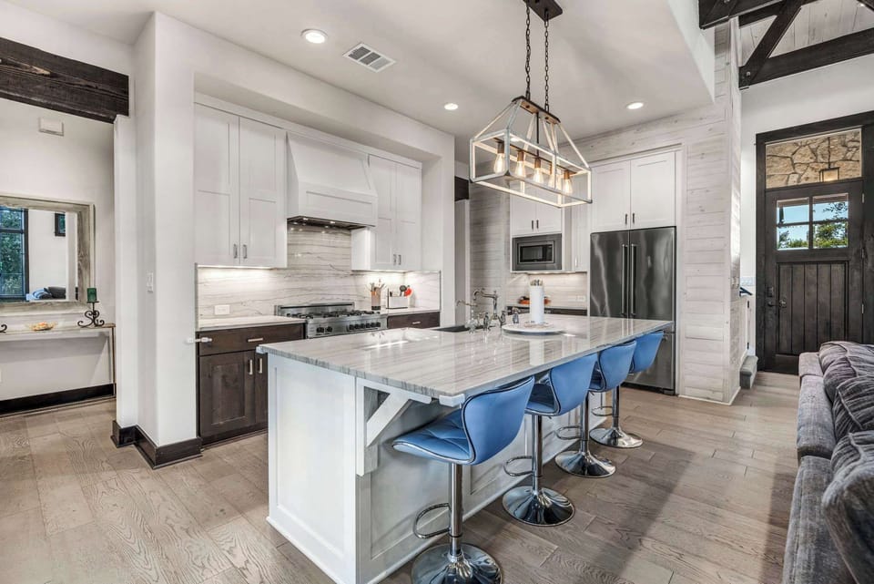 Fully-equipped kitchen with bar seating
