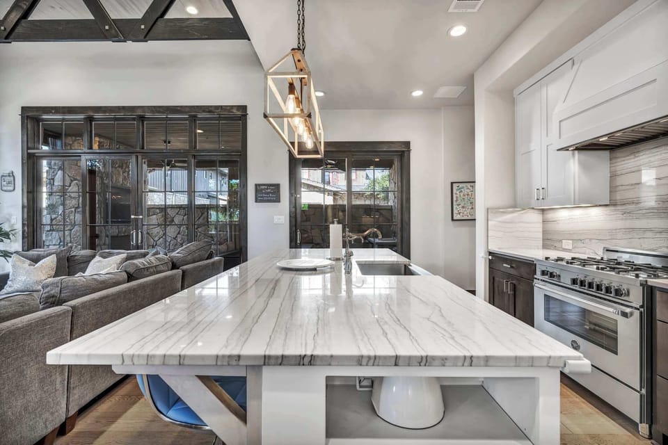 Fully-equipped kitchen with bar seating