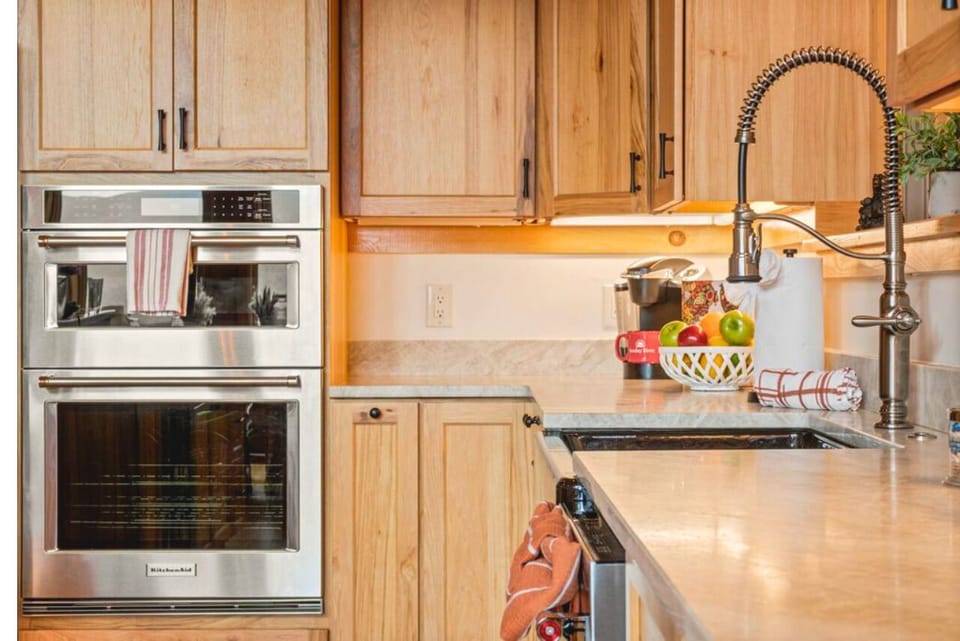 Fully equipped kitchen with dining table for the whole group.