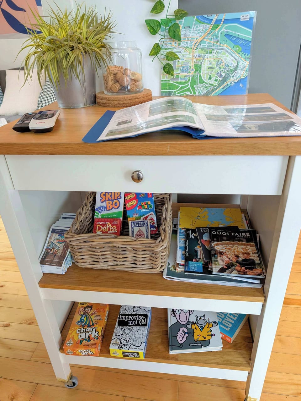 Tout ce qu’il vous faut pour un séjour réussi : guides de Québec, jeux de société et conseils locaux à portée de main !